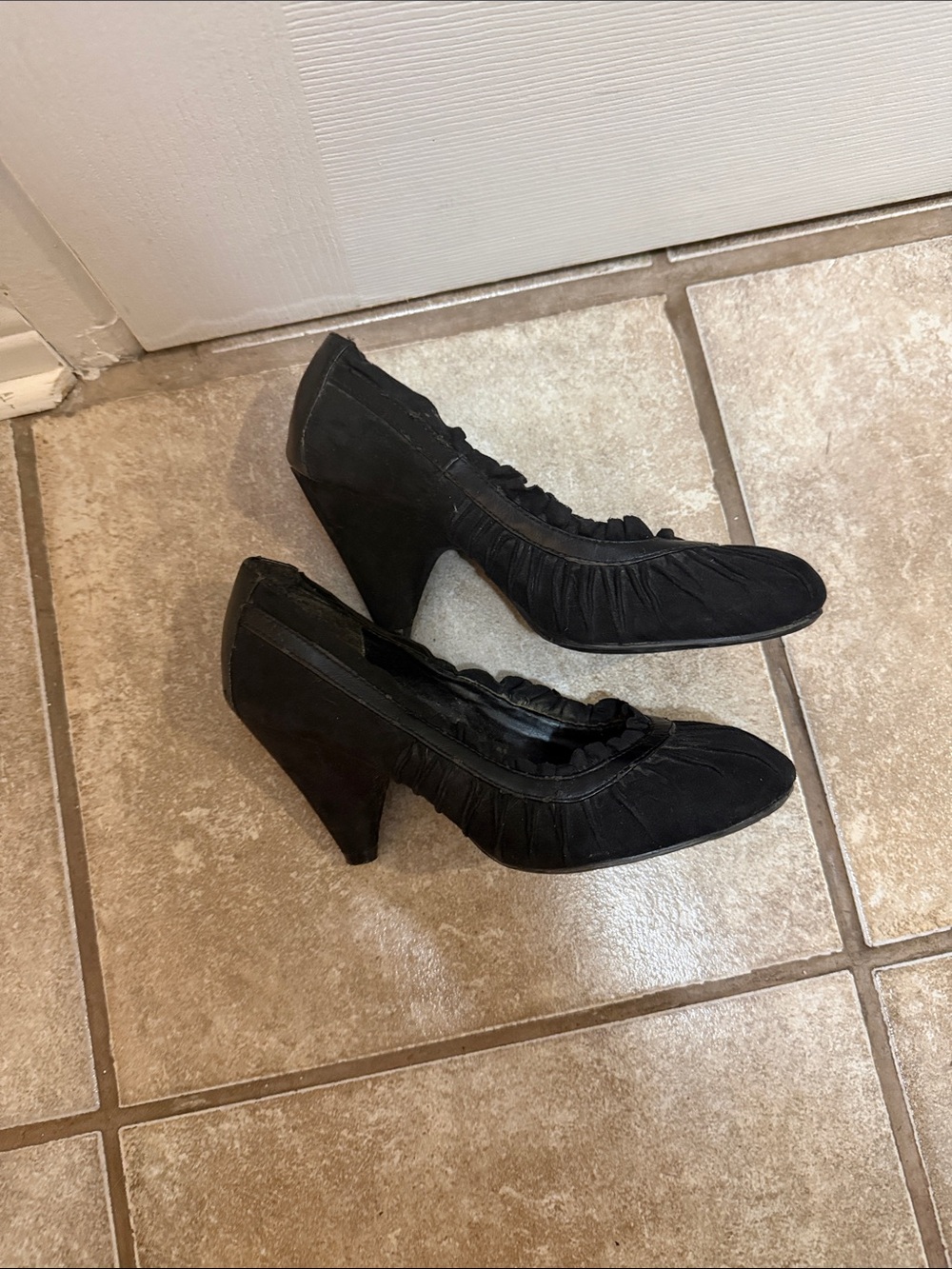 Black Women's Suede Ruffled Pump
